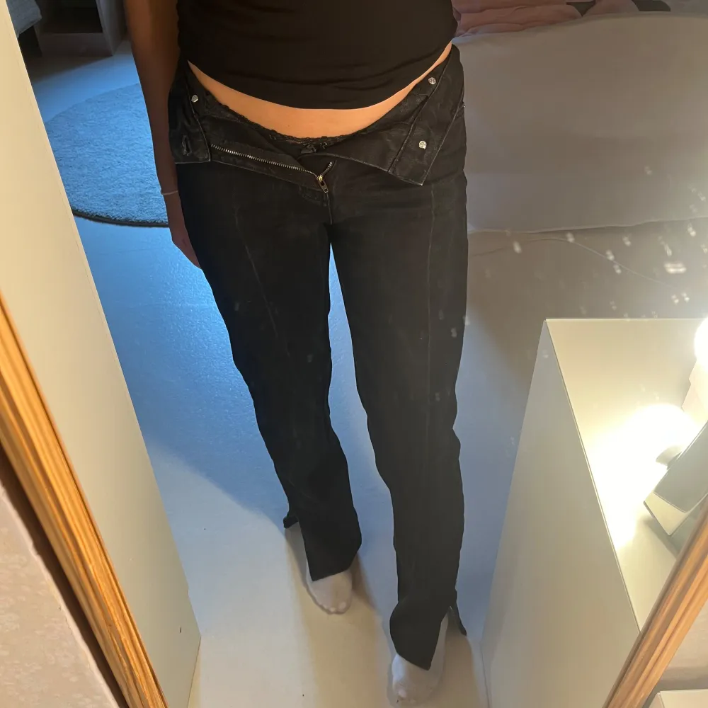 Super fina högmidjade Jeans från gina i tall med slit ner till, finns inga defekter🤍 . Jeans & Byxor.