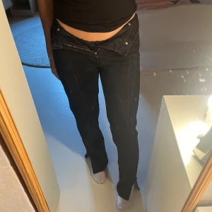 Tall jeans  - Super fina högmidjade Jeans från gina i tall med slit ner till, finns inga defekter🤍 