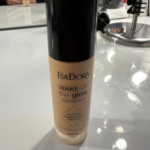 Isadora Wake up the glow foundation - Mycket produkt kvar.  Glowig foundation med SPF 50, Hyaluronsyra. Färg: 3W