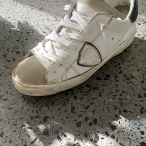 Finns kvitto! 1199 - Skick 6,5/10 finns defekter på sidan och under skon. Ny pris 3600kr säljer för endast 1199