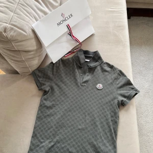 Moncler Pikétröja  - Super fräsch Moncler Pikétröja. Använd 2 gånger bara och är som helt ny. Kvitto finns. Box medföljer. Storlek M  Nypris 5000 kr 