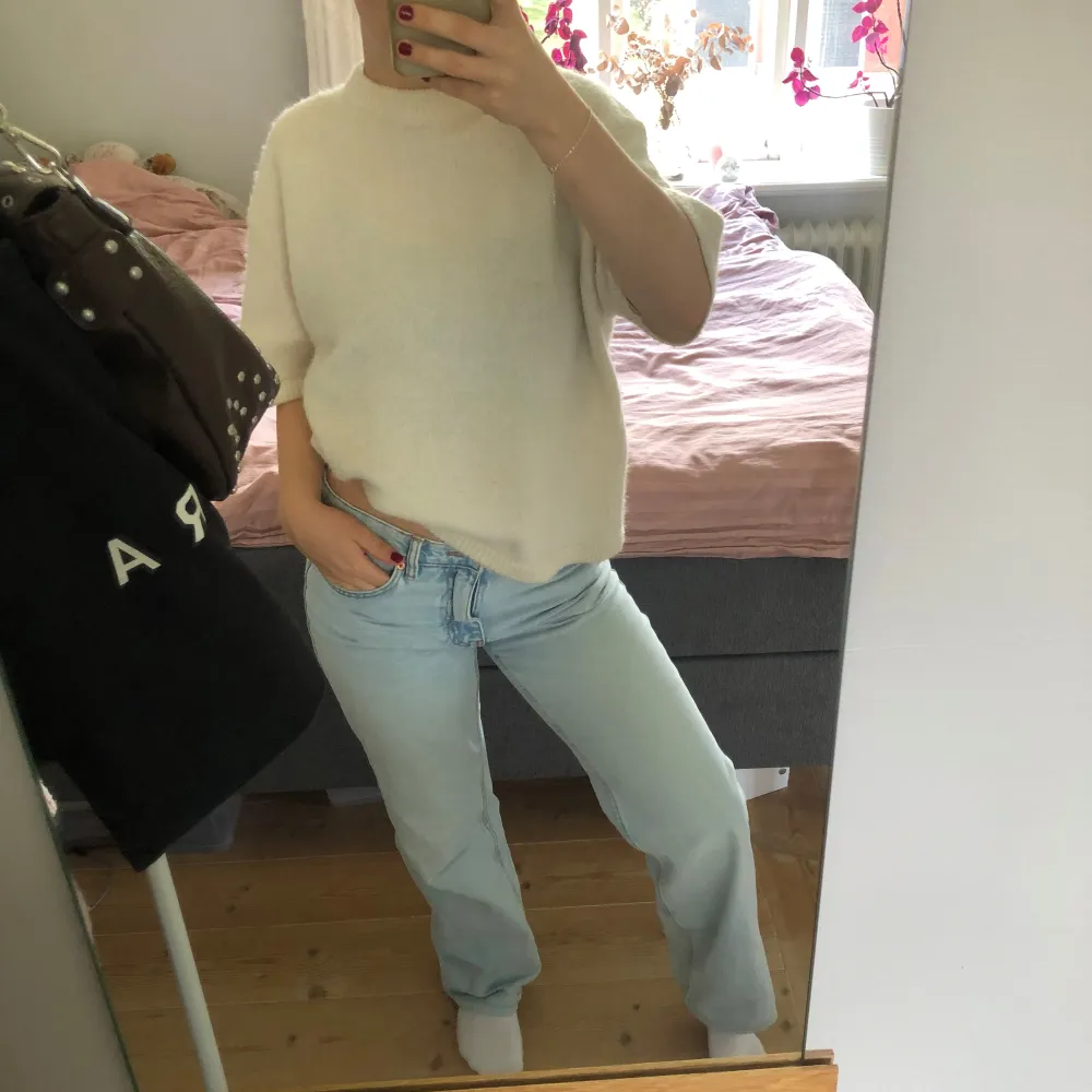 Skitsnygga ljusblå raka jeans med låg midja. Midjemått-38cm, innerbenslängd- 74cm & grenhöjd- 24cm. Säljer pga blivit för stora för mig💗. Jeans & Byxor.