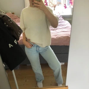 Raka lågmidjade jeans - Skitsnygga ljusblå raka jeans med låg midja. Midjemått-38cm, innerbenslängd- 74cm & grenhöjd- 24cm. Säljer pga blivit för stora för mig💗