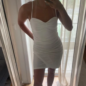 Sammetsklänning 🤍 - Klänning från bik bok storlek xs  Använd två gånger🦙🤍