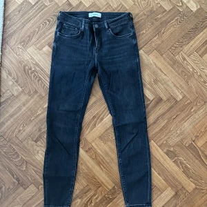 Zara jeans  - Svarta Zara jeans i storlek 38. Bra skick 