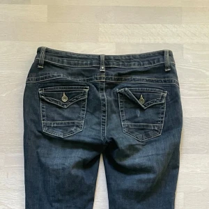Lowrise jeans mörkblå! - Supersnygga nu till vinter o höst m trendigaste fickorna bak! Så najs🩷Jag är 176cm! Midjemått:41cm innerbenslängd:82cm