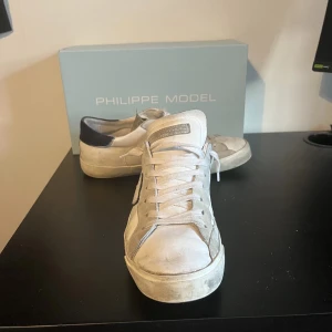 Hej! Jag säljer nu mina snygga Phillipe model - Dem är knappt använda nypris 3200 kr jag säljer för endast 1850 kr skriv om ni har minsta fundering