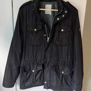 J.Lindeberg field jacket som längre inte används, i storlek M. Ny pris 3400 mitt pris 600. Några små defekter därför de låga priset. Fråga gärna om fler bilder! 