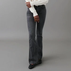 Low waist bootcut jeans - Lågmidjade tall jeans i stl 38, gråa bootcut❣️långa och stretchiga i midjan. Mycket bra skick och använda få tall gånger. Säljer då jag inte använder de längre❤️