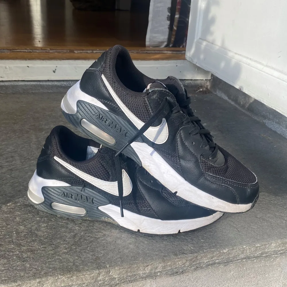 Säljer ett par svarta Nike Air Max sneakers i riktigt bra skick. Dem är knappt använda och dem är riktigt sköna och parfekta till vintern! Nypris:1400 Mitt pris 700.                      Priset är inte hugget i sten!. Skor.