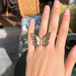 Fjärils ring - Säljer denna fjärils ring, dock vet jag inte vilket märke det är💓💓   Skriv för fler bilder eller frågor!!😋💐