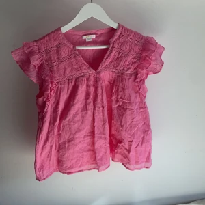Blus - Säljer denna super fina blusen från Gina Young💘Storlek 170 men passar allt från XS-L💘 