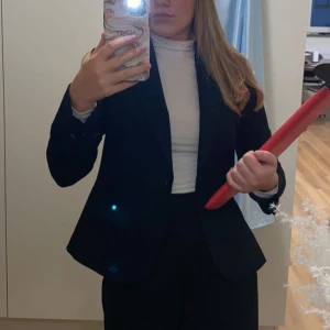 Svart kavaj - Snygg svart kavaj från Zara. Endast använd vid 2 tillfällen🤍