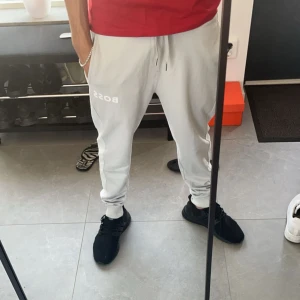 Grå mjukisbyxor från Boss - Säljer ett par grå mjukisbyxor från Boss. Använda men i bra skick. Inköpta på Room 1006 för 1099kr 