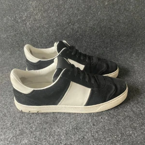 Valentino flycrew - Säljer nu mina sjukt flycrews. 3 nitar saknas se sista bilden. bra skick. Valentino kuvert ingår. För fler bilder och frågor är de bara att skriva🙌🙌 pris kan diskuteras vid snabb affär 