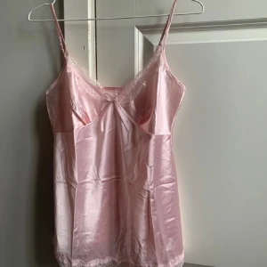 Rosa spetslinne - Superfint rosa spetslinne. Aldrig använt, lappen kvar💗💗
