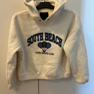 Hoodie - Säljer denna hoodie från lager 157 som sällan är använd och i nyskick!! Perfekt inför höst och vinter ❄️❄️