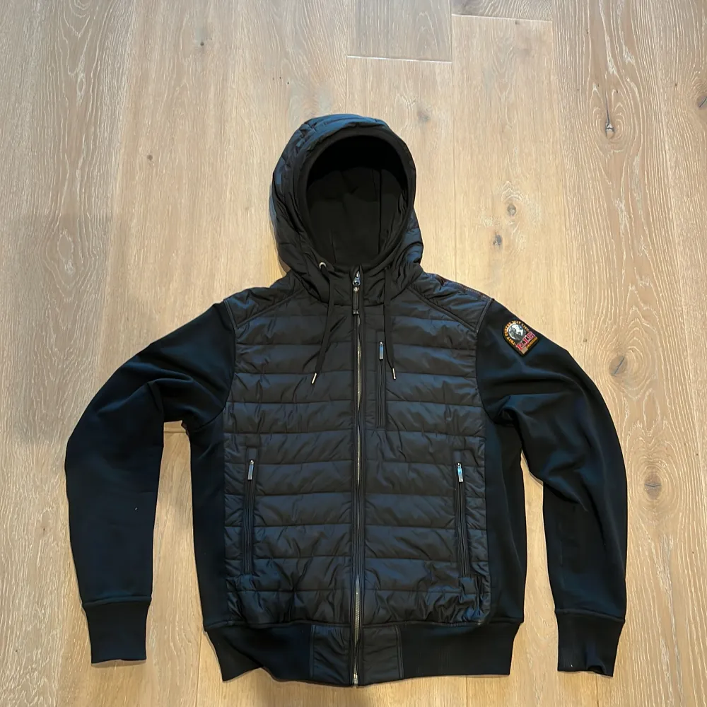 Strl: S Parajumpers ivory fleece Cond: Använd men i gott skick Säljer pga jag växt ur den Köpare står för frakt Skicka vid frågor/funderingar // Måns. Jackor.