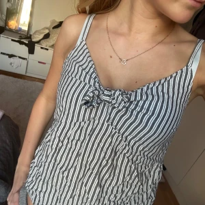 söt randig topp - såå fint randigt linne från hollister💘💘 skriv för frågor osv!! Klicka gärna på köp nu