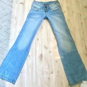 Ljusblåa jeans - Säljer nu dessa perfekta ljusblåa jeans som tyvärr är för små för mig🥲🥲 midjemått 35 cm innerben 87 cm och grenhöjd 16 cm! Jag är 169 cm!😊 Saknar en knapp längst upp men går enkelt att ersätta