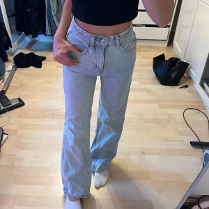 Jeans - Högmidjade jeans i storlek XS🩵