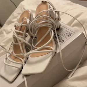 Klackskor - SHEIN - Använda en gång till studenten, väldigt fina och bekväma, banden kan gå många gånger runt benen, lägga och gå i 