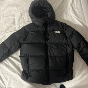The north face jacka  - Tja nu säljer jag min the north face jacka för endast 1000 kronor pris kan diskuteras vid snabb affär! Jacka är helt ny använd 2 gånger 