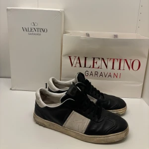 Valentino Flycrew  - 6 nitar tappade. Inga större defekter. Möts på Östermalm! 😄  