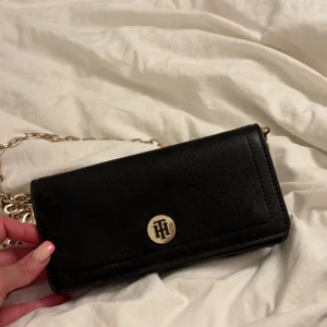 Axelremväska - Tommy Hilfiger - Använd 3 gånger, väldigt bra kvalite 