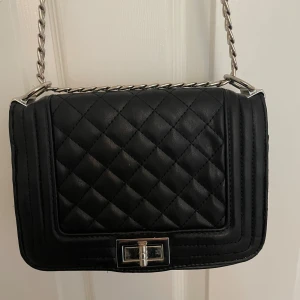 Svart axelremsväska - Säljer en snygg svart axelväska från Ur&Penn. Använd några gånger. Pris kan alltid diskuteras. Skriv om du har några frågor!💗