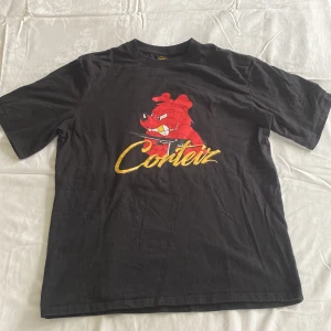 Corteiz t-shirt - En asstuff corteiz t-shirt med fettaste hund printen. Pris går att diskutera, den passar tjejer och killar.  