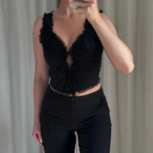 Linne med spetsdetaljer - Linne med spetsdetaljer från Bik Bok i sommar, aldrig använt! Jättefint skick, snygg passform och knytning framtill 🖤 köpt för 399:-