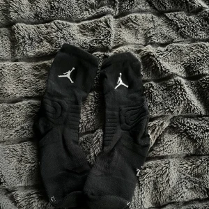 Jordan strumpor  - Säljer dessa nya Jordan strumpor som aldrig är använda köpte dom i en sport affär sen har dom bara legat i garderoben eftersom dom inte passade mig riktigt , aldrig använda bara provade storlek 39
