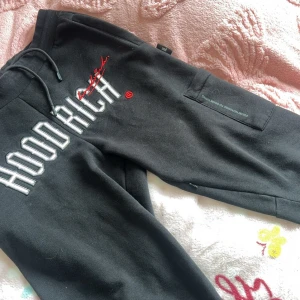 Hoodrich byxor  - Använder inte så mke byxorna har reflex på texten (hoodrich) och passar även som S   Pris kan diskuteras 