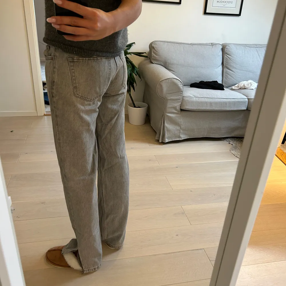 Gina tricot jeans med slits. Grå lågmidjade . Jeans & Byxor.