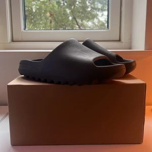 Yeezy Slides - Yeezy slides riktigt fräscha, dessutom toppen skick! Ingen skada på dem använda ett par fåtal gånger. Storlek 42 passar för 43 också. 