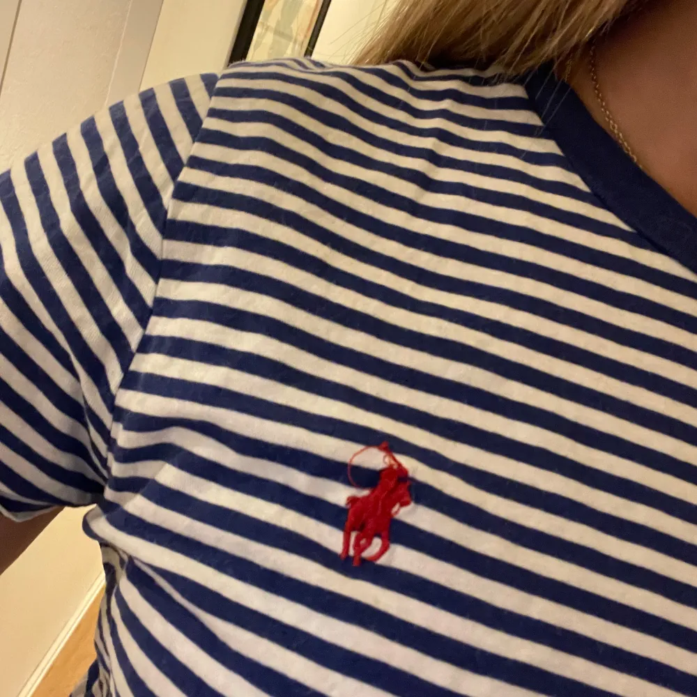 Säljer denna jättefina Ralph lauren t shirten som e vit och blå randig med ett rött Ralph märke.  Storlek S. Jättebra skick. Skriv för fler bilder eller frågor. Pris kan diskuteras.💙🤍. T-shirts.