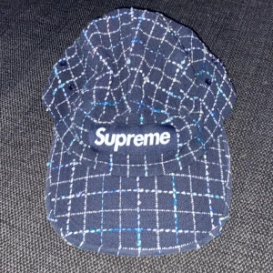 Supreme keps  - En marinblå Supreme keps är i nyskick köpte den för ett par år sen men använde den aldrig