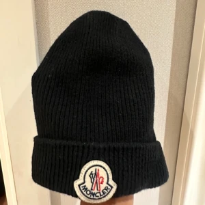 Moncler mössa - Ribbstickad mössa från moncler  Svart One size