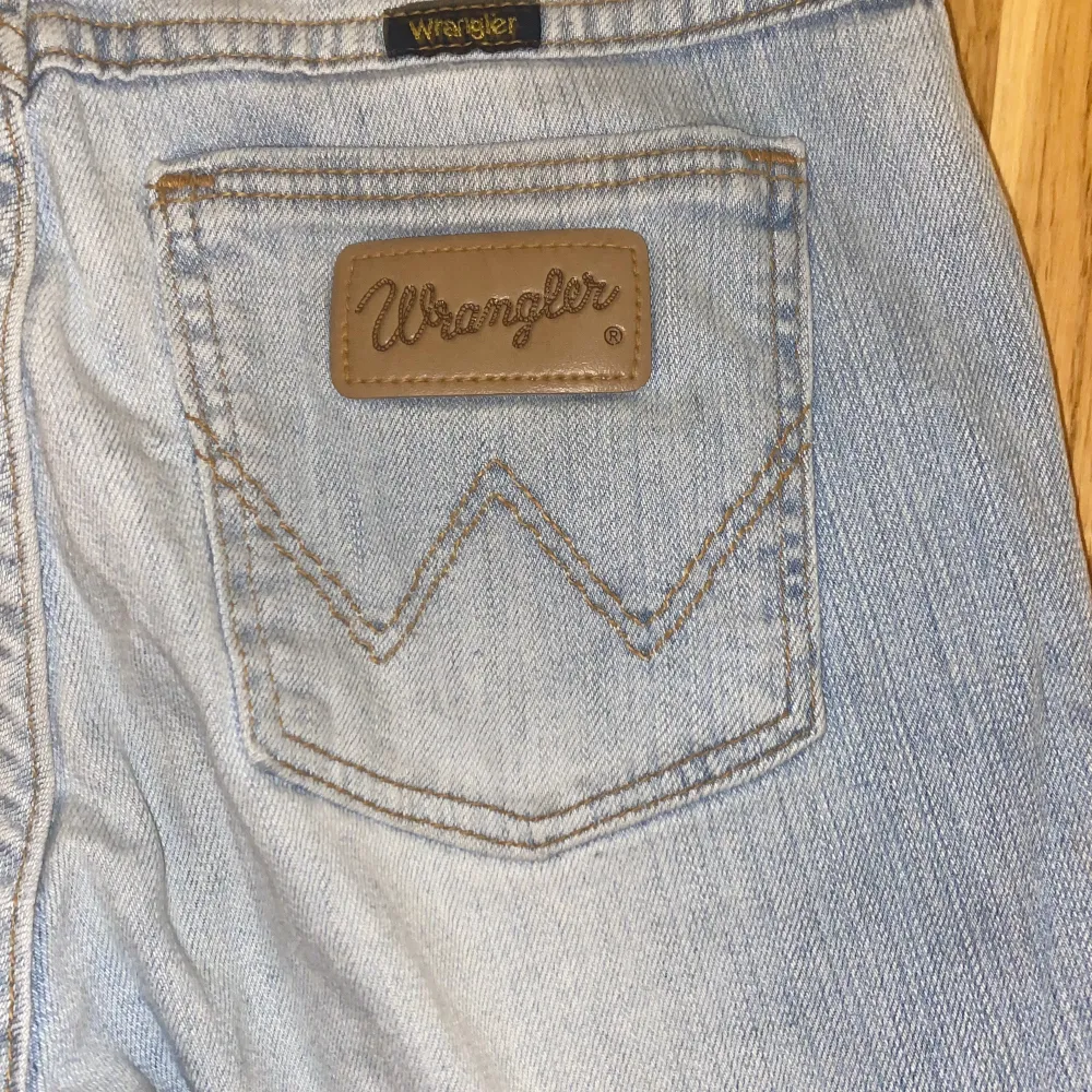 Superfina ljusblåa jeans med fina fickor, de är i bra skick och bara använt några gånger❣️ Hör av er om ni är intresserade💗. Jeans & Byxor.