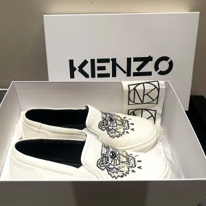 Kenzo - Så snygga Kenzo sneakers💘💘 låda, kvitto och påse ingår, ytterst få tecken på användning !! nypris 1800