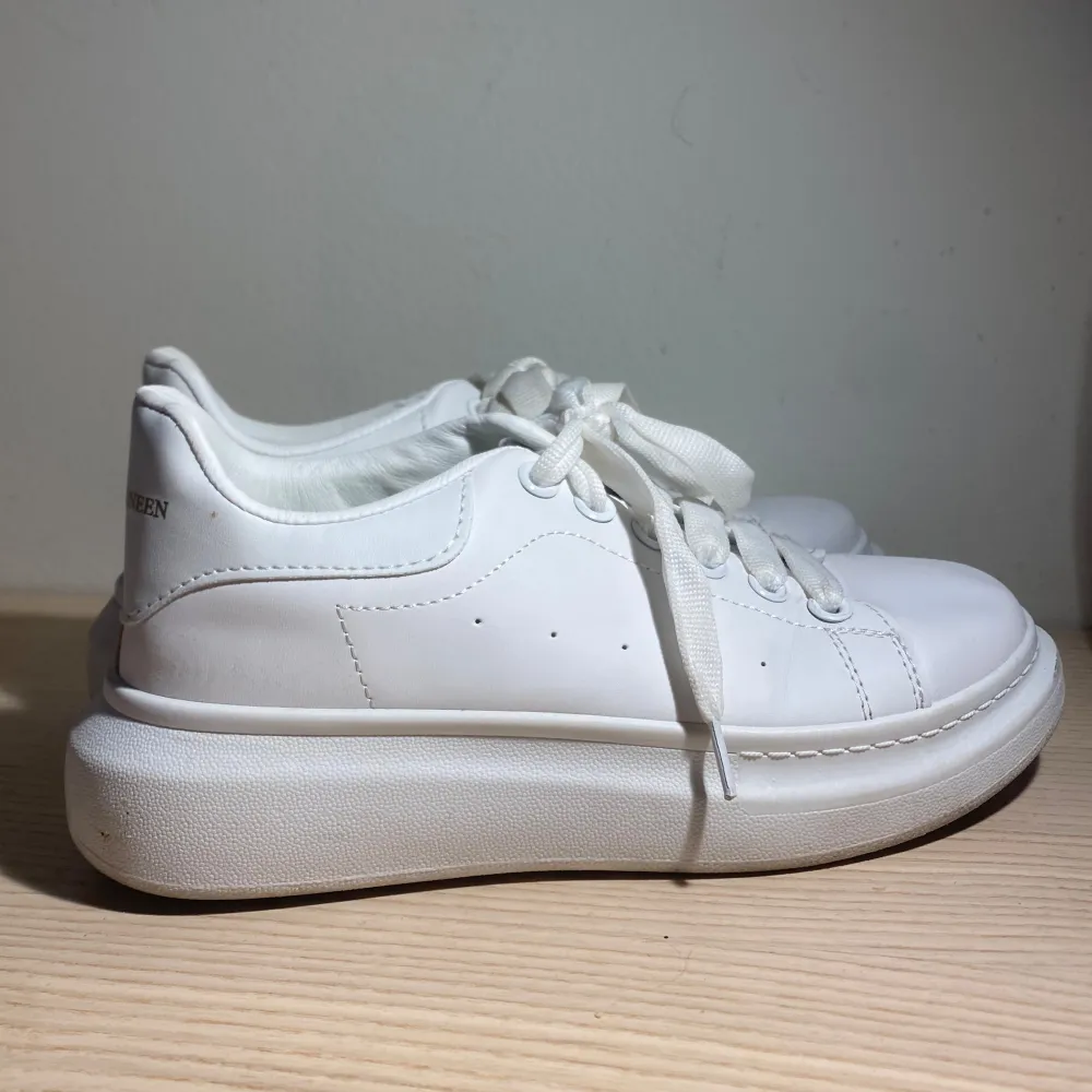 Köpta från temu, liknar dem vita sneakers från Nelly, är i strl 38. Använd 2 gånger så i bra skick. Skor.