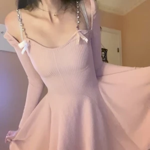 Fin rosa klänning - En superfin rosa klänning med rosetter och rhinestone band ✨ väldigt bekväm, bra längd och flyter runt sjuktfint när man dansar/snurrar 🤍