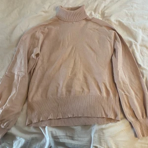 polo tröja - En jätte gullig rosa polo tröja💞💞 I bra skick och är en ganska tunn tröja så perfekt nu när det fortfarande är varmt 🌸