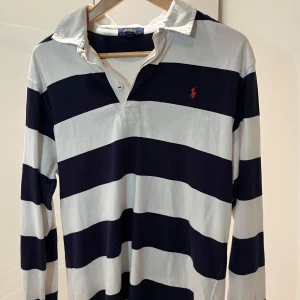 Ralph lauren - En snygg långärmad piké från Ralph i väldigt bra skick! Använd kanske en två gånger!