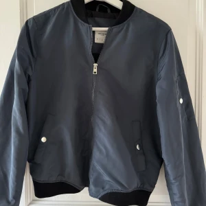 Bomberjacka  - Tunn bomberjacka från vero Moda! Aldrig använd, passar xs-m 
