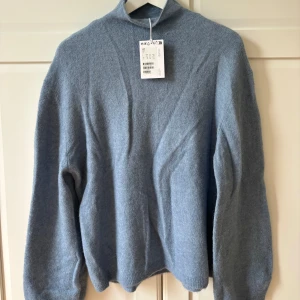 Stickad tröja - Helt oanvänd stickad tröja från & other stories, org. pris 890:- 💋så fin modell och färg💓