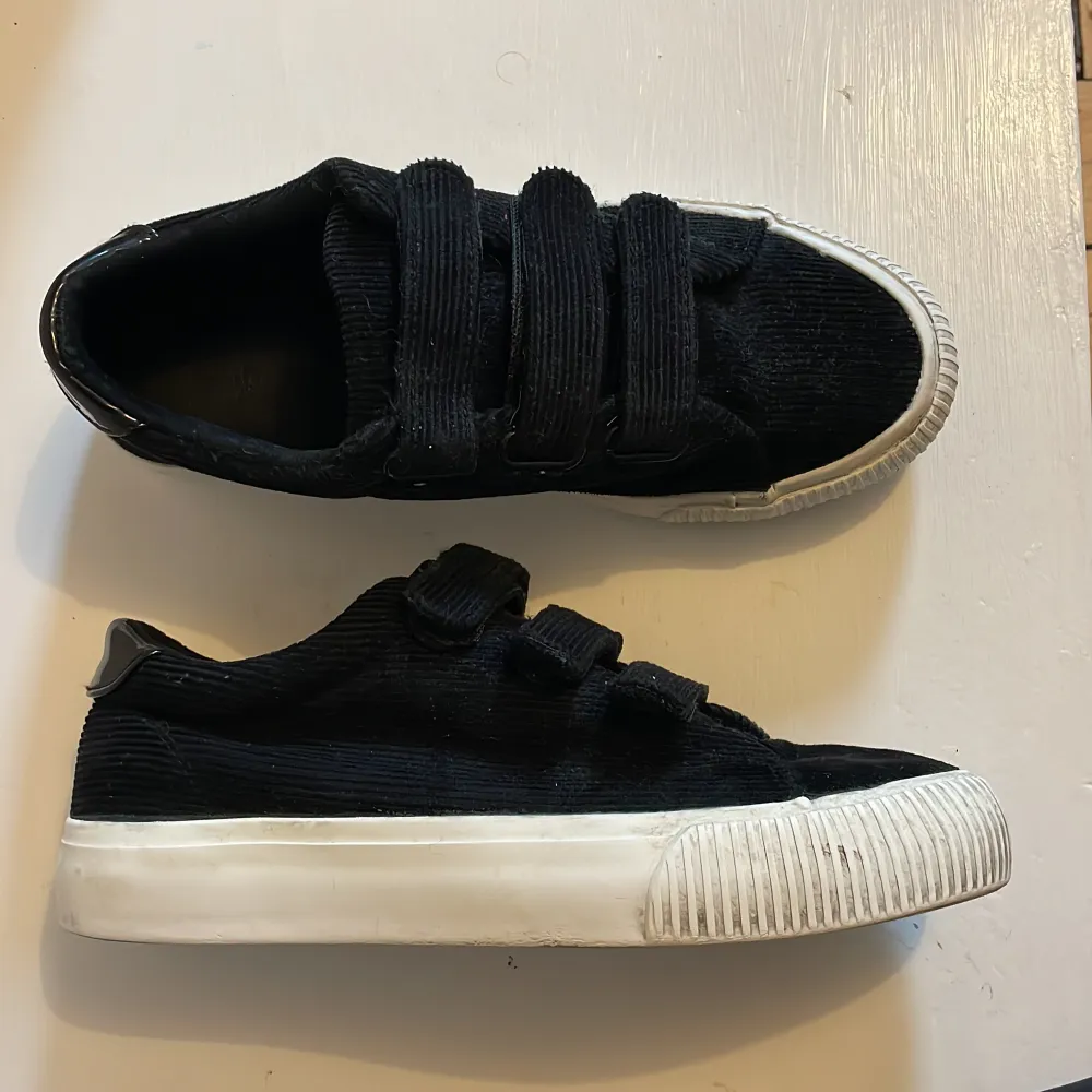 Snygga svarta sneakers. Vet inte vad det är för märke men dem är köpa på Nelly, använda men i bra skick. Skor.