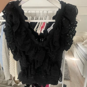 Super söt topp - ”Stickad” topp från Zara, använd fåtal gånger så väldigt bra skick! 