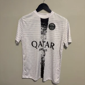 Paris tröja  - Har använt denna en gång och köpte den på en marknad för 1000 så säljer väll den lite dyrare det är lite smink på sidan vid halsen men den var så när jag köpte den och såg det då när jag kom hem lite tråkigt men ja annars är den bra 